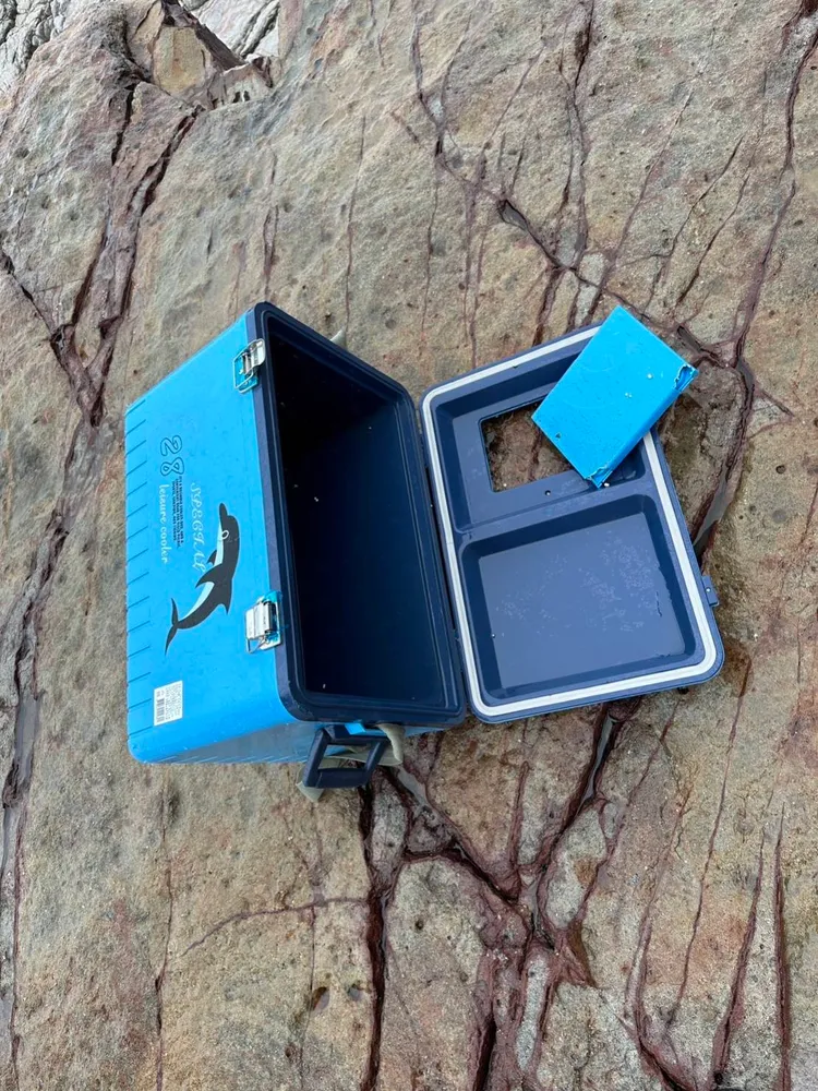 警消發現失蹤釣客使用的小冰箱。翻攝畫面