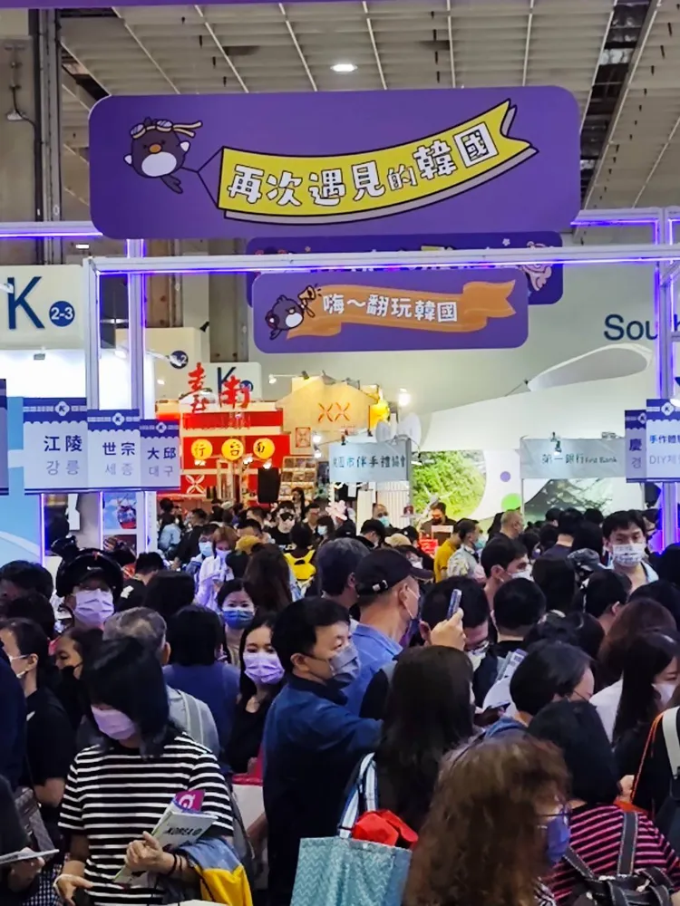 韓國館現場吸引爆滿人潮。田欣雲攝