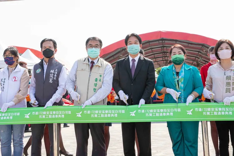 黃偉哲與賴清德出席後壁市道172線20米拓寬通車典禮。黃偉哲臉書