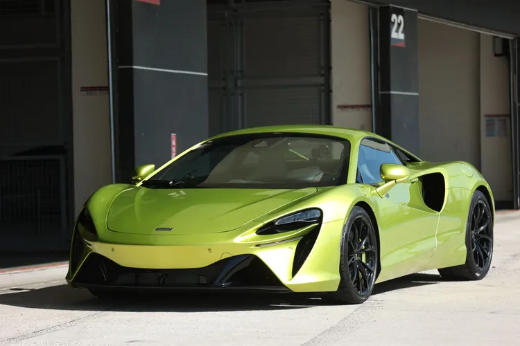 結束漫長等待，McLaren Artura開始在台交車。翁玉信攝