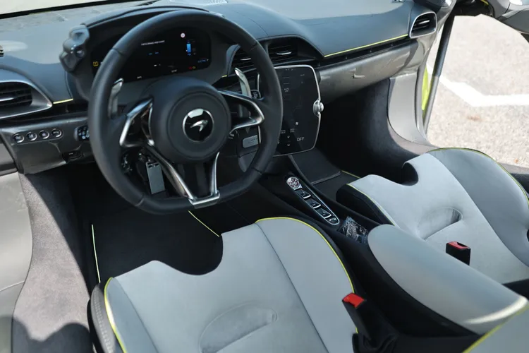 內在具有同廠Elva無頂神級超跑的設計影子。翁玉信攝