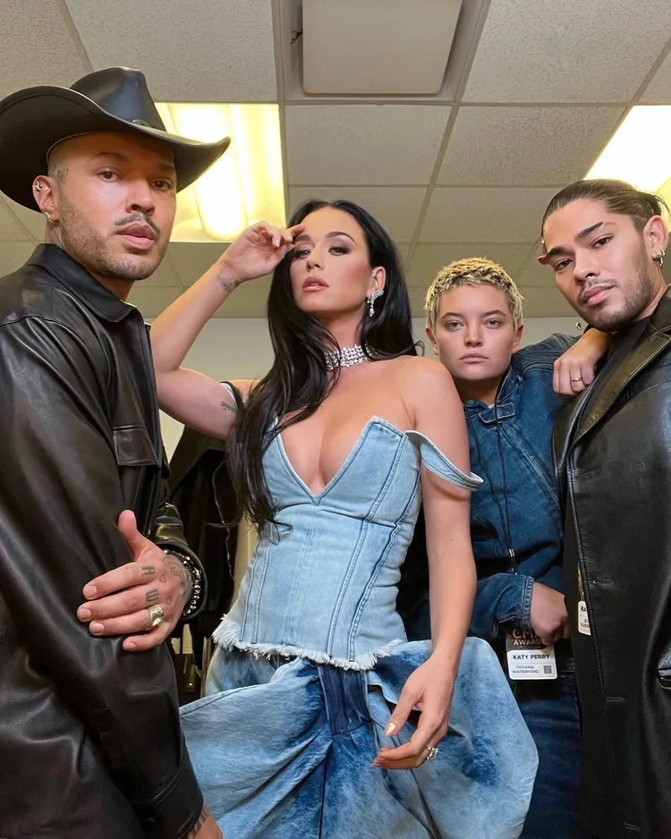 凱蒂佩芮（左二）選戴的日本珠寶品牌MIKIMOTO珍珠頸鍊，讓整體造型增添一絲公主般的夢幻氣韻。翻攝katyperry IG