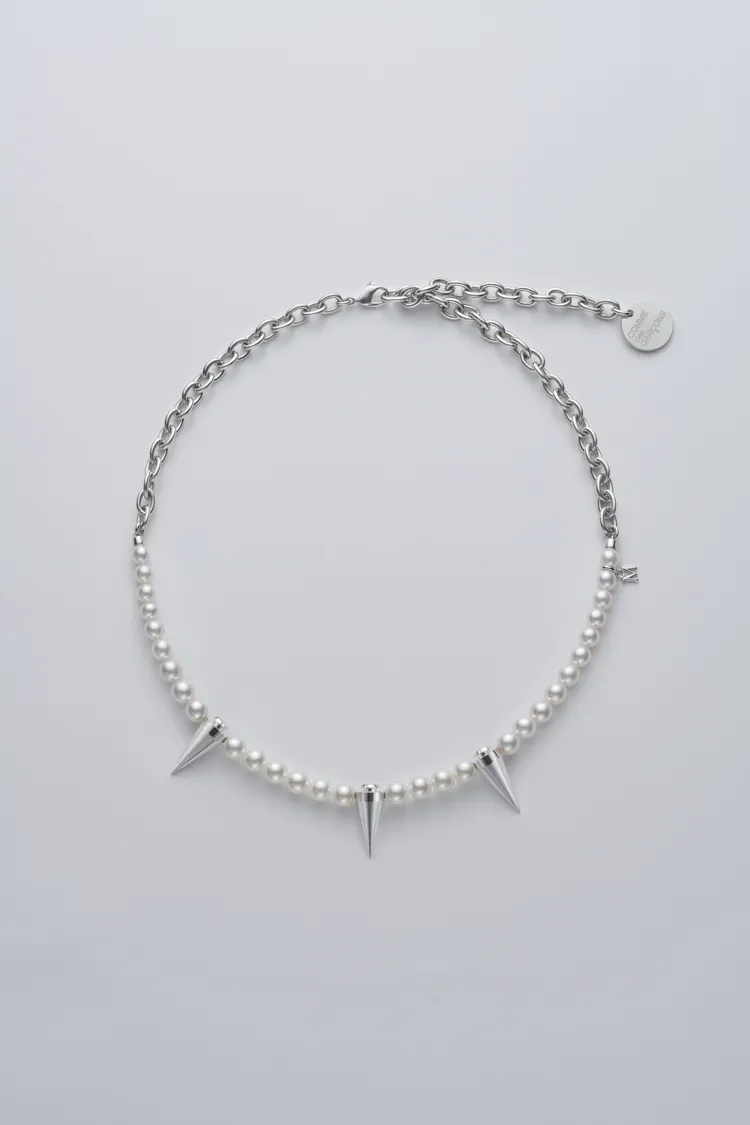 MIKIMOTO x COMME des GARÇONS聯名珍珠項鍊，10萬9000元。品牌提供