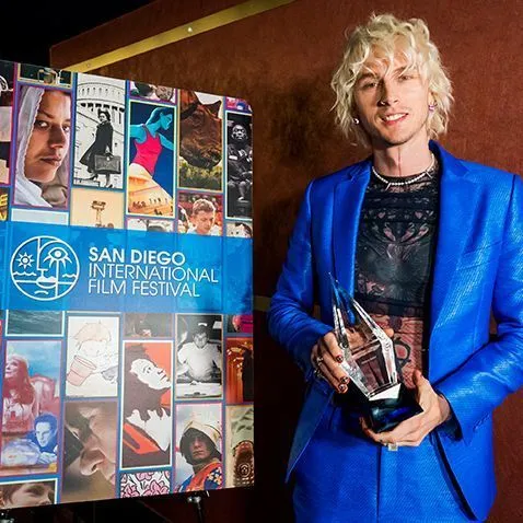 搖滾歌手機關槍凱利先前出席聖地牙哥國際電影節時，選戴了MIKIMOTO與日本時尚品牌COMME des GARÇONS的聯名珍珠項鍊。翻攝sdfilmfestival IG