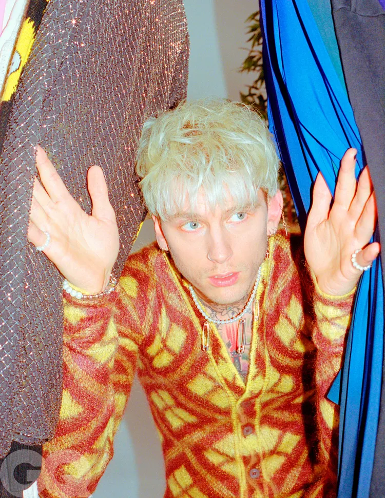 機關槍凱利在去年為時尚雜誌《GQ》美國版拍攝的大片中，同樣以鮮明個性詮釋了MIKIMOTO x COMME des GARÇONS聯名珍珠項鍊的獨特態度。翻攝《GQ》官網