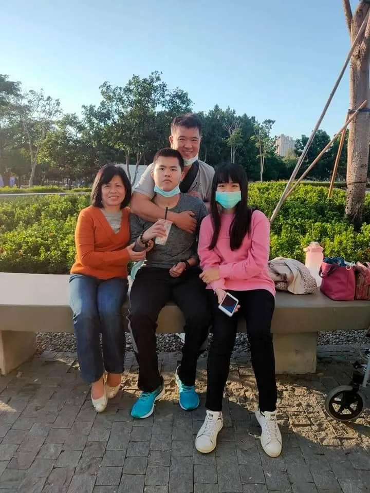 秦家人陪秦良丰到衛武營散心與復健。秦爸爸提供