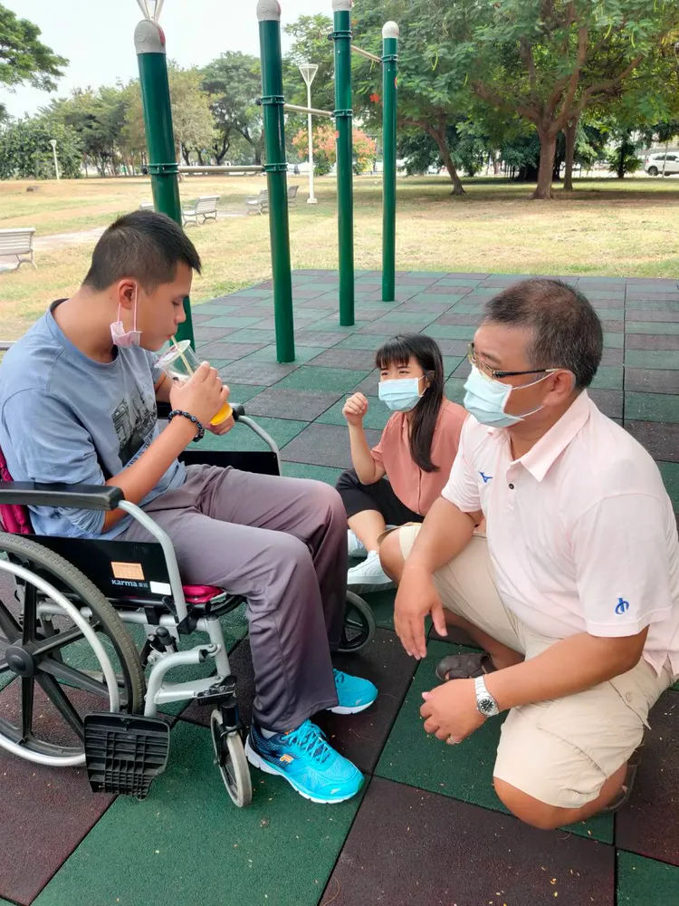 秦良丰在衛武營公園復健後，可自己拿著飲料喝。秦爸爸提供