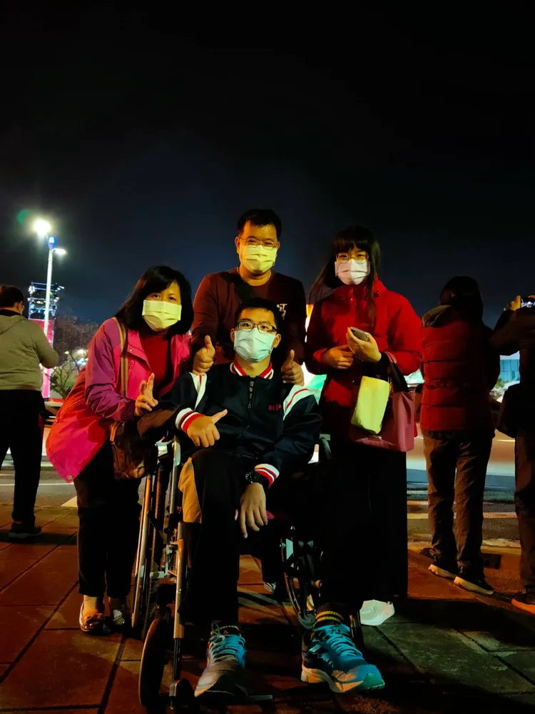 今年初在高雄舉辦的台灣燈會，秦家一家人到衛武營賞燈。秦爸爸提供