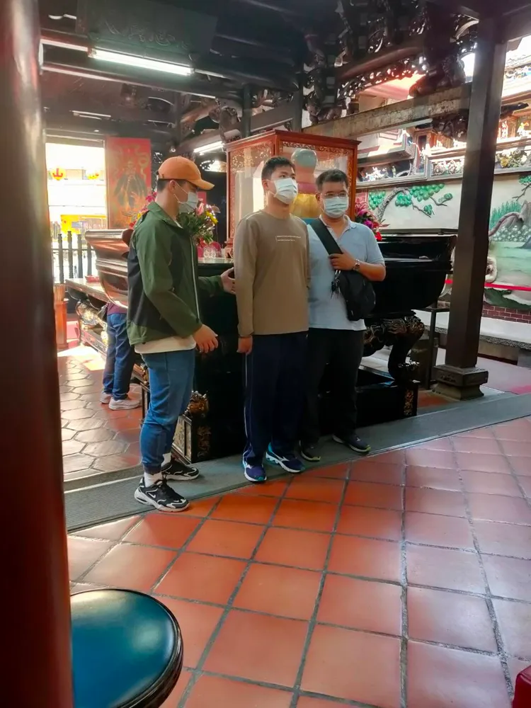 秦爸爸也會帶秦良丰前往寺廟拜拜乞求神明保佑。秦爸爸提供