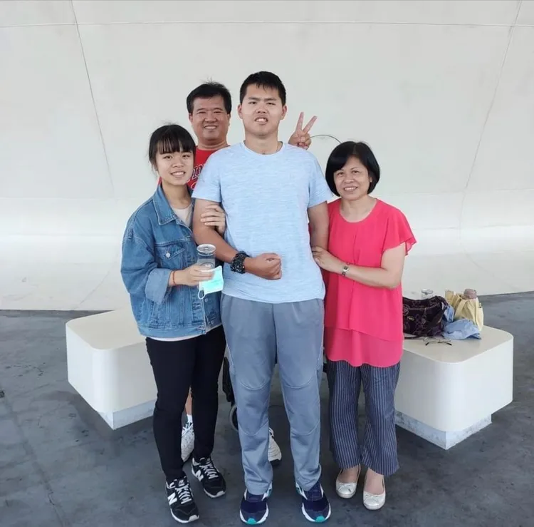 爸媽與妹妹都會利用放假時間陪伴秦良丰到戶外走走。秦爸爸提供