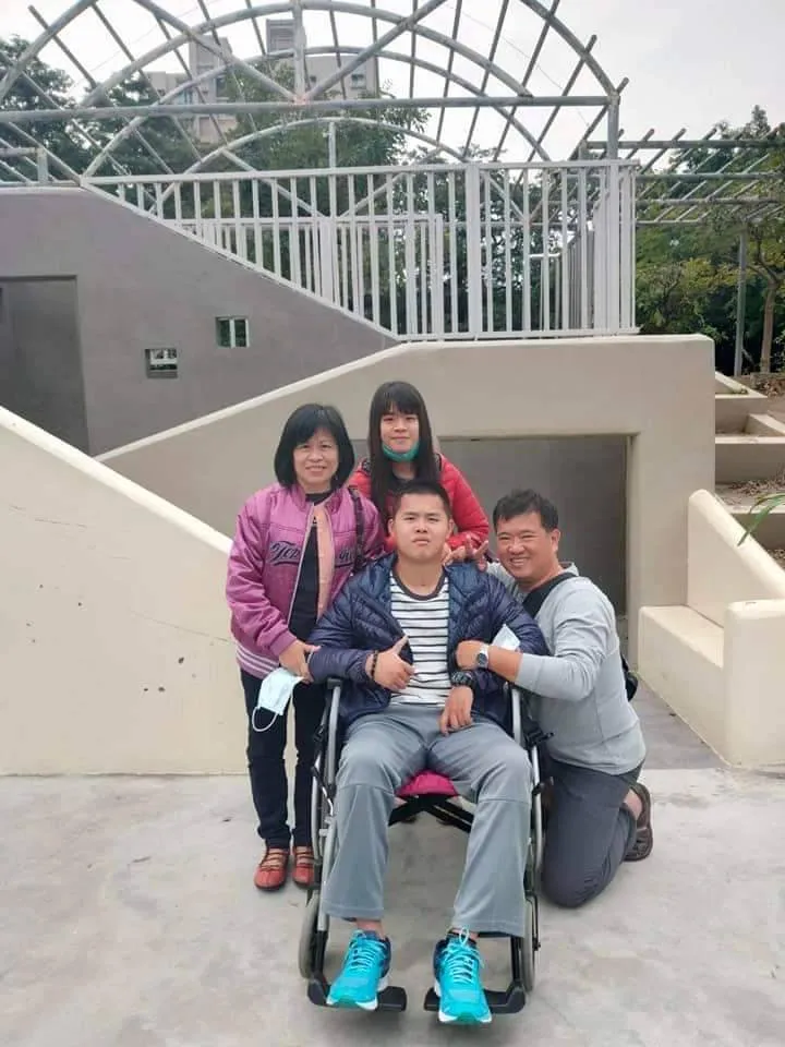 爸媽與妹妹是秦良丰復健路程上相當重要的精神支柱。秦爸爸提供