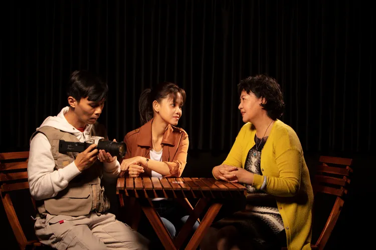 王琄（右起）在舞台劇《Space Boy》與李劭婕、呂名堯飾演一家人。故事工廠提供