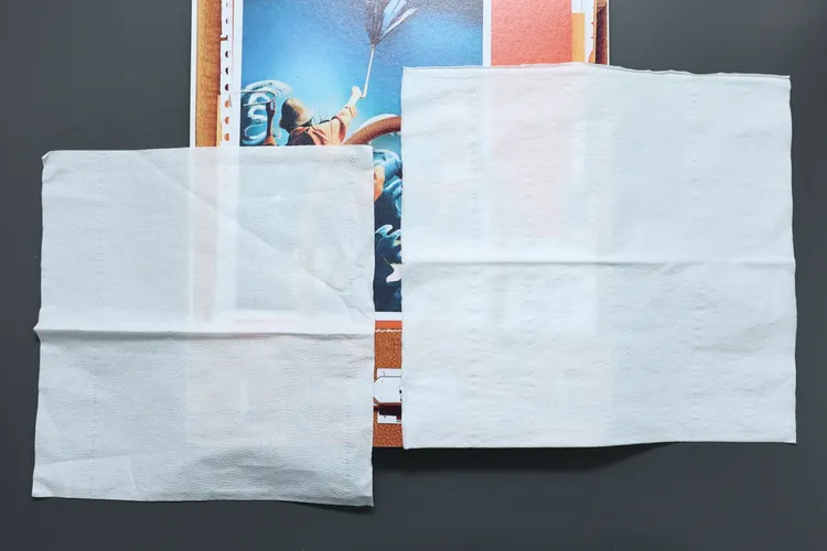 右為朵舒大三層抽取式衛生紙明顯比一般衛生紙大。翁玉信攝