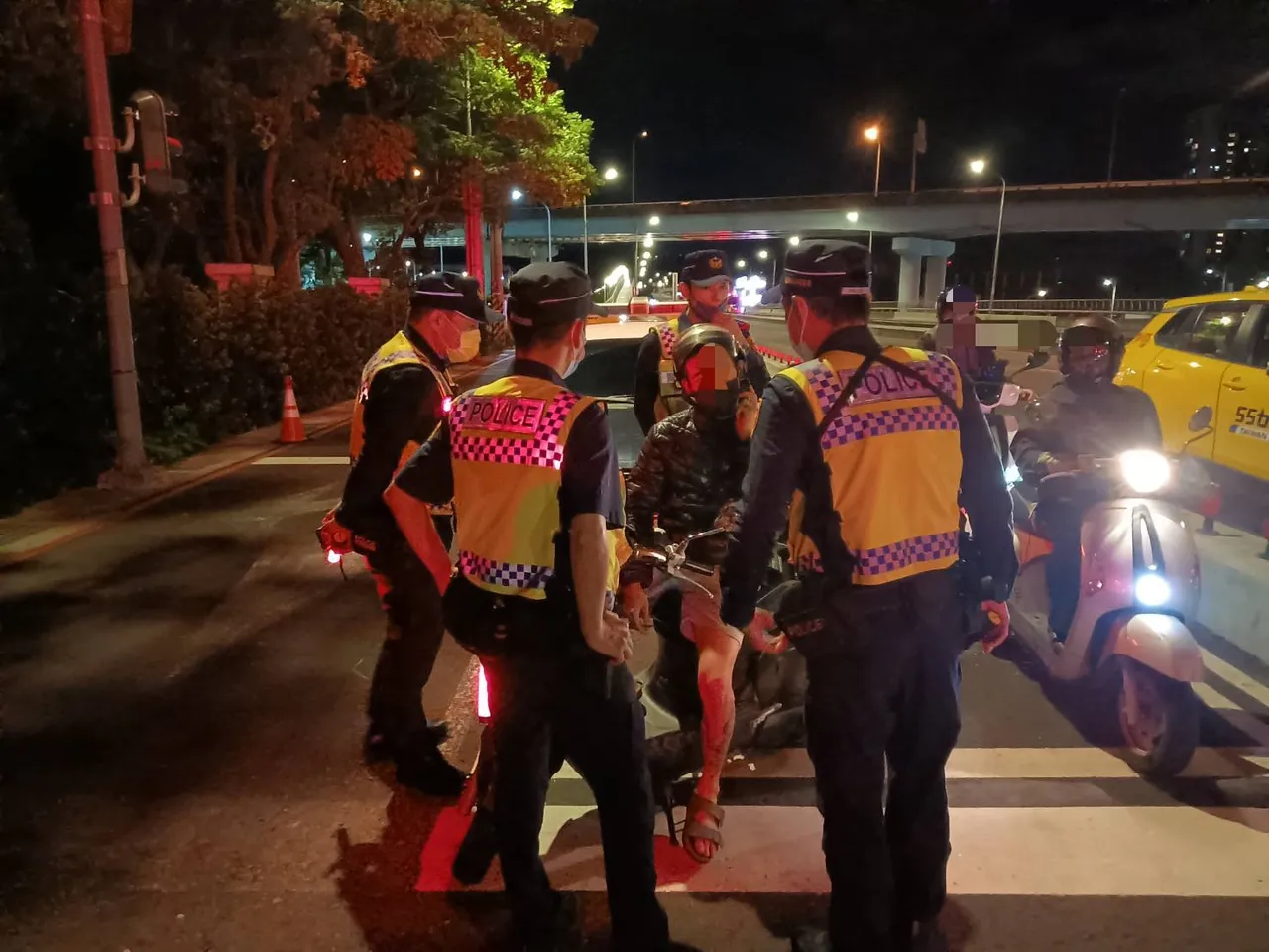 在街頭臨檢。警方提供