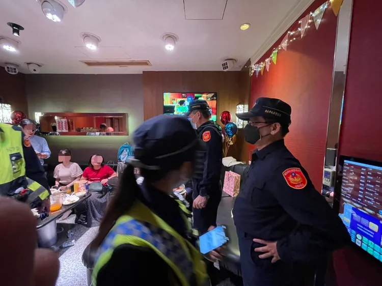 臨檢包廂。警方提供