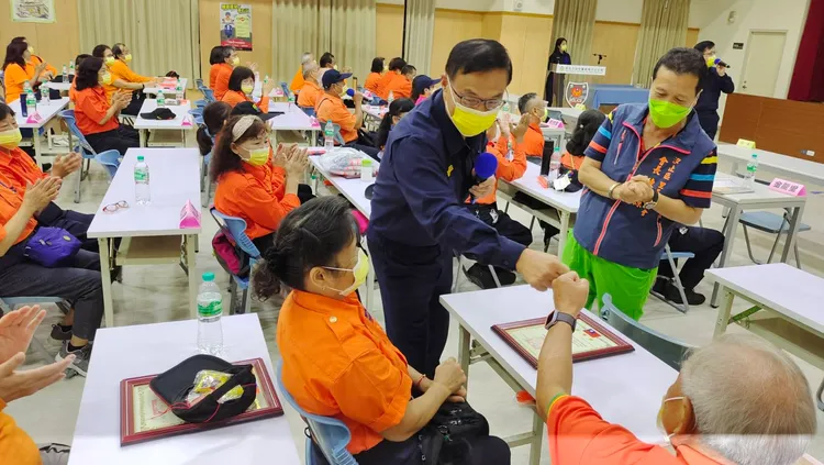 黃宗仁一一向隊員們加油打氣。翻攝畫面