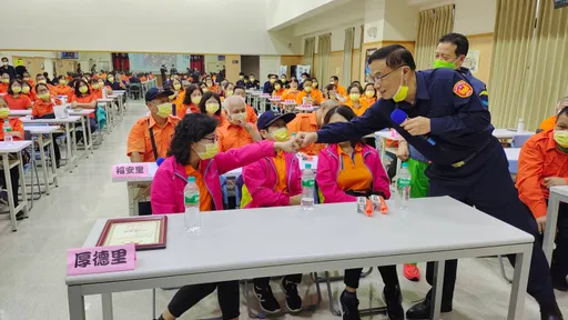 感謝守望相助隊員共同維護治安交通　新北警局長黃宗仁贈熱騰騰吐司表敬意