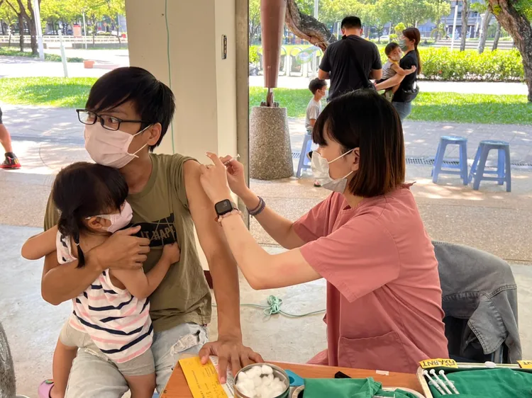 新冠BA.5次世代疫苗提供12歲以上民眾接種第3.4劑補充劑另一個疫苗選擇。施勝桓醫師提供