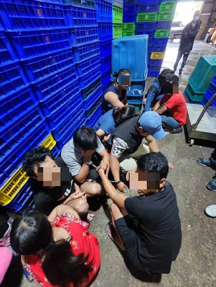 移民署宜蘭專勤隊在地下漁貨工廠查獲12名印尼籍非法移工。讀者提供