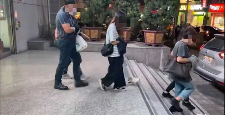 警方帶回11名嫌犯，依詐欺罪嫌移送法辦。讀者提供