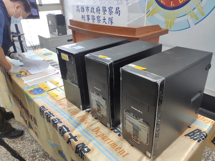 警方查扣電腦及存款簿等證物。羅琦文攝