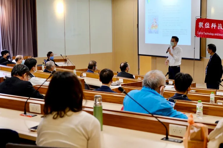 新竹縣竹北市長候選人鄭朝方昨天（8日）參加「數位創新智慧城市論壇」。鄭朝方競辦提供