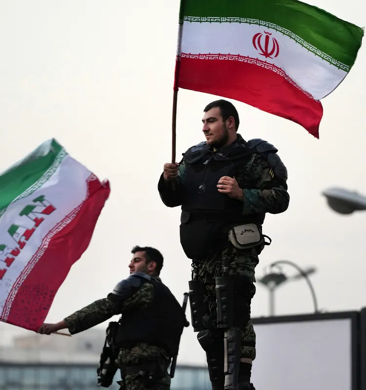 伊朗鎮暴警察在國家隊踢贏威爾斯後慶祝。美聯社