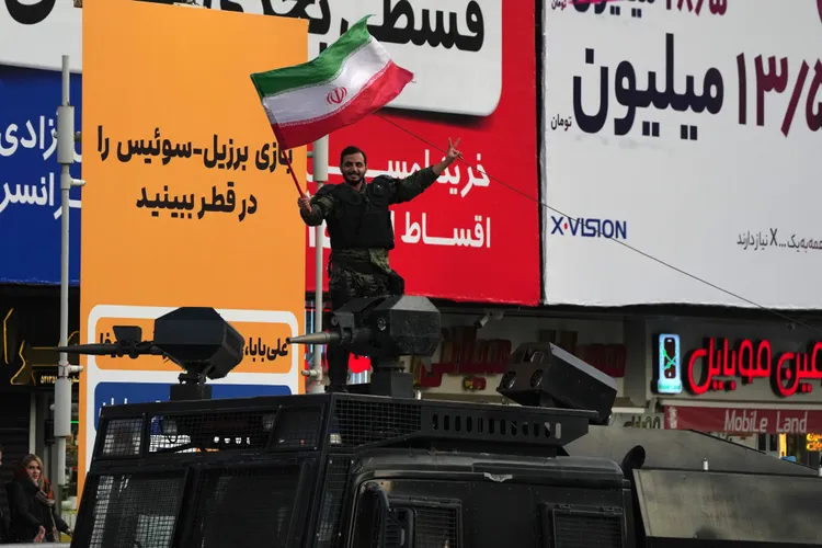 伊朗鎮暴警察在鎮暴車上慶祝國家隊贏球。美聯社