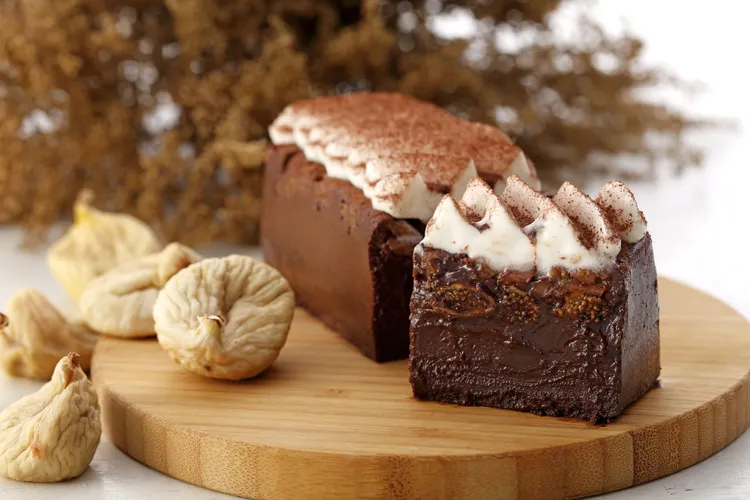 「贅沢醬糜無花果巧克力蛋糕」質地接近半熟巧克力蛋糕，冰著吃、常溫吃個有不同迷人口感。業者提供