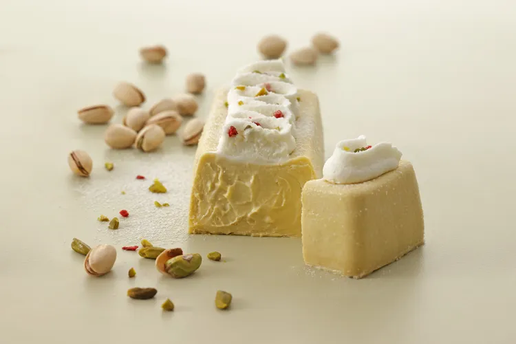 「贅沢醬糜開心果乳酪蛋糕」使用了法國愛樂薇乳脂起司、愛樂薇馬斯卡邦、嘉麗寶100%純開心果醬等講究的食材，整體開心果風味濃郁，尾韻宜人。業者提供