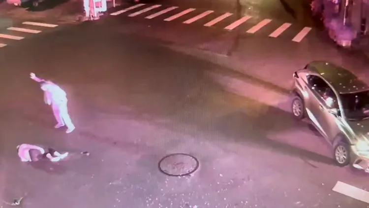 事故發生後，熱心民眾在現場擋車避免二次事故。民眾提供