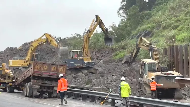 大型機具趕工中，希望趕緊讓國道恢復暢通。翻攝畫面