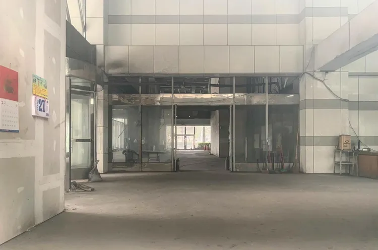 網友紛紛議論，「有生之年終於可以看到這棟樓重新啟用」。翻攝臉書高雄點