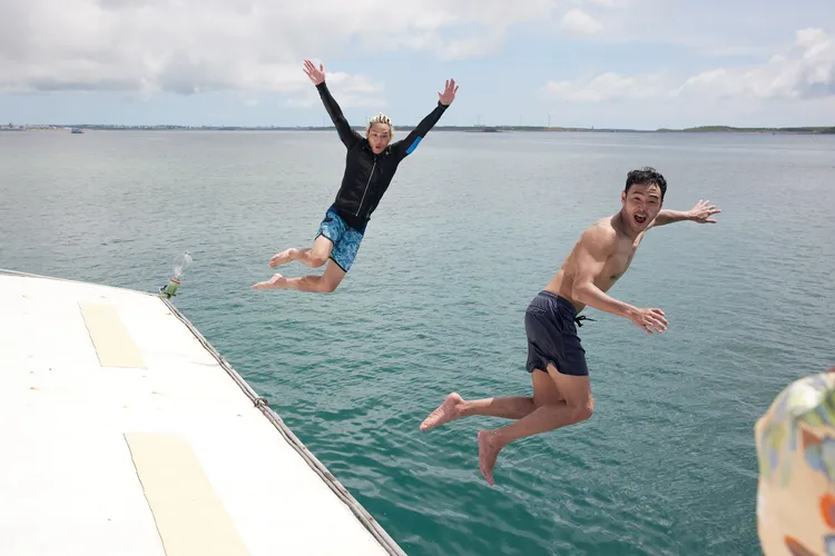 范少勳（左）、阮經天開心跳海。灰人娛樂提供