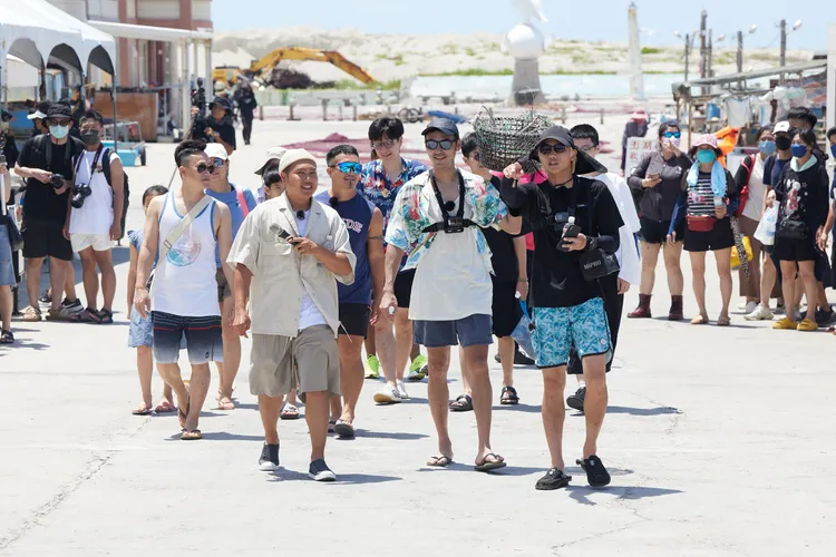 洋蔥（前排左起）、阮經天、范少勳帶領耍廢島第一批遊客觀光。灰人娛樂提供