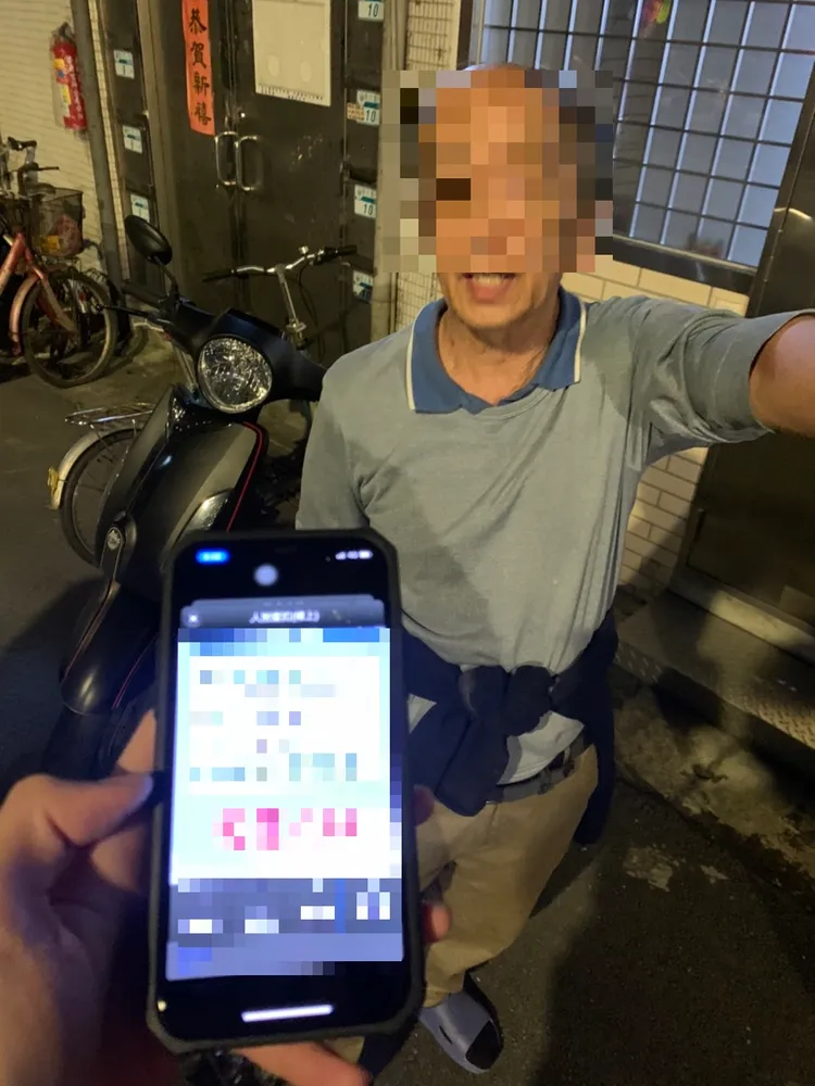 警方查詢男子身分。翻攝畫面