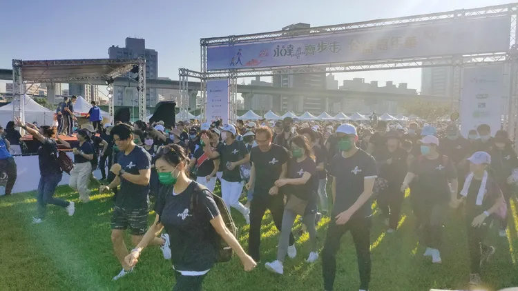 鳴槍後參加者紛紛前行。黃子騰攝