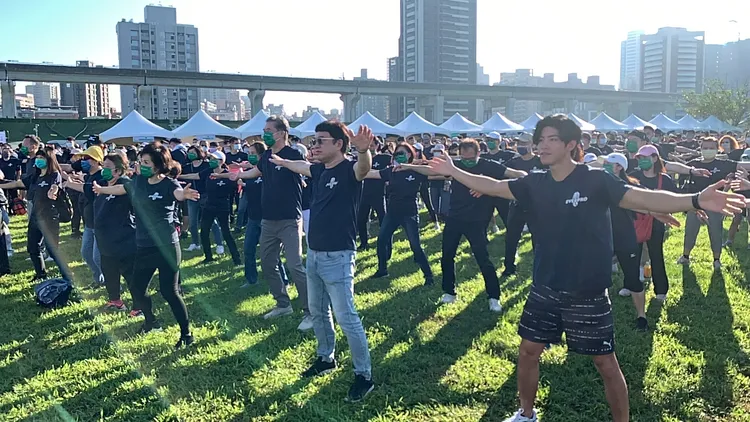 參加健走活動的民眾跳起熱身操。黃子騰攝