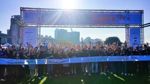 永達保經公益嘉年華　北中南連線健走5千人參與！5年捐40輛長照專車