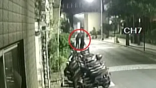 鄭嫌與共犯(紅圈處)相約工地前準備行竊。淡水警分局提供