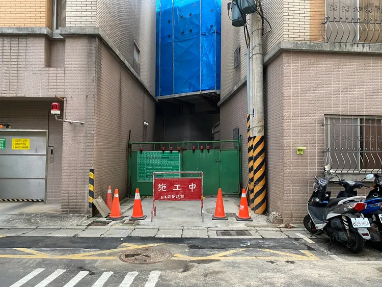 鄭男與共犯潛入這處工地。淡水警分局提供