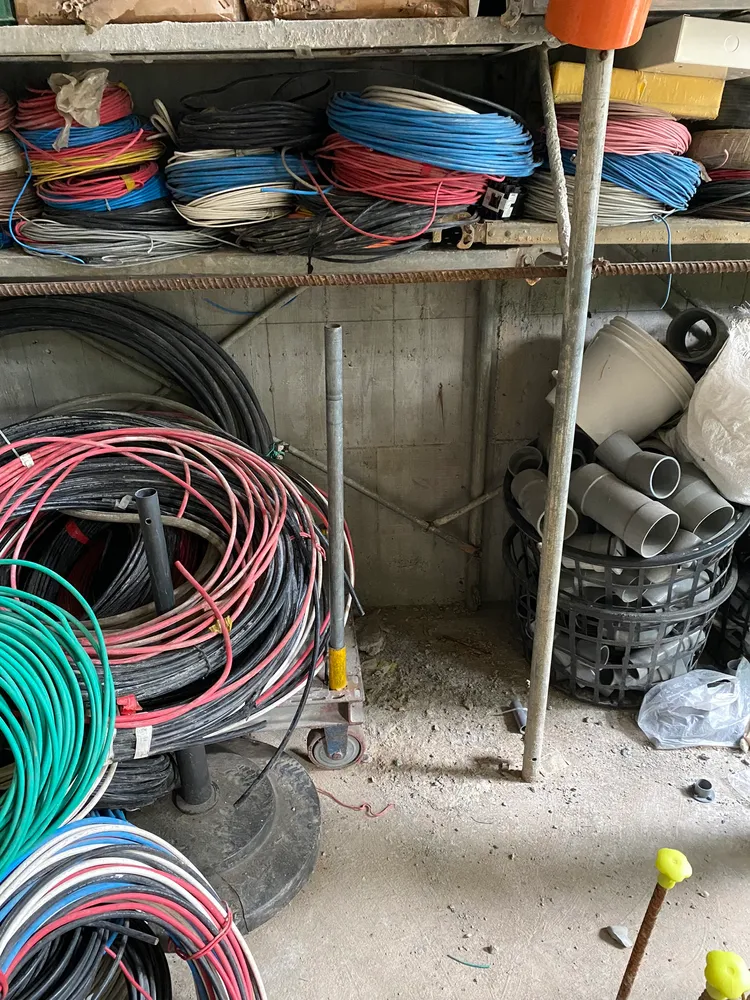 鄭男竊取工地內的電纜線。淡水警分局提供