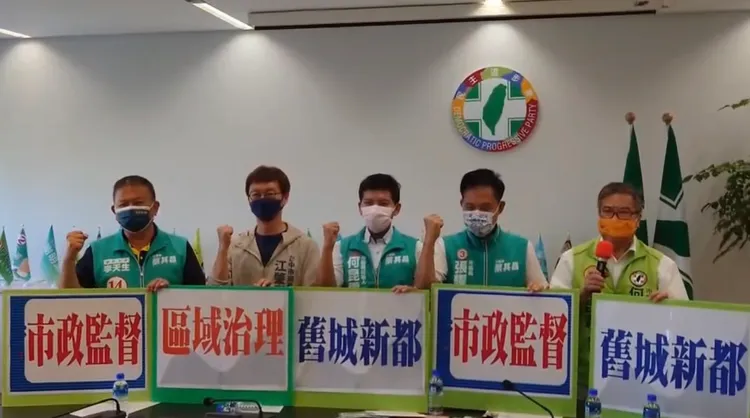 市議員李天生（左起）、江肇國、何昆霖、張耀中，與因故未到席的黃守達共組「舊城新五虎將」，在資深市議員何敏城（右一）指導下成立跨區域監督市政聯盟，力拼五席全上攜手為民服務。曾雪蒨攝