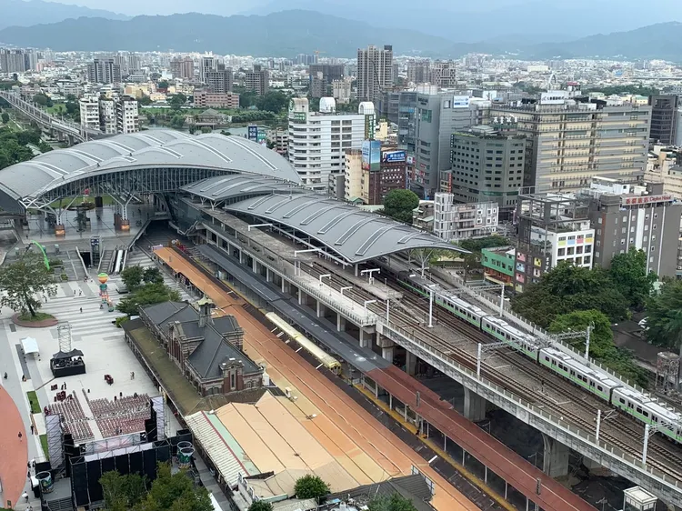 民進黨「舊城區新五虎將」希望五席全上，翻新以台中火車站為中心軸的舊城區，讓中區繁華再現。曾雪蒨攝
