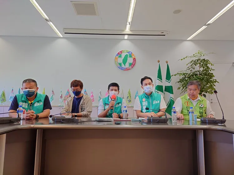 東南區資深市議員何敏城之子、接棒參選市議員的何昆霖，誓言將督促市府落實大車站計劃，活化東南區。何敏誠提供