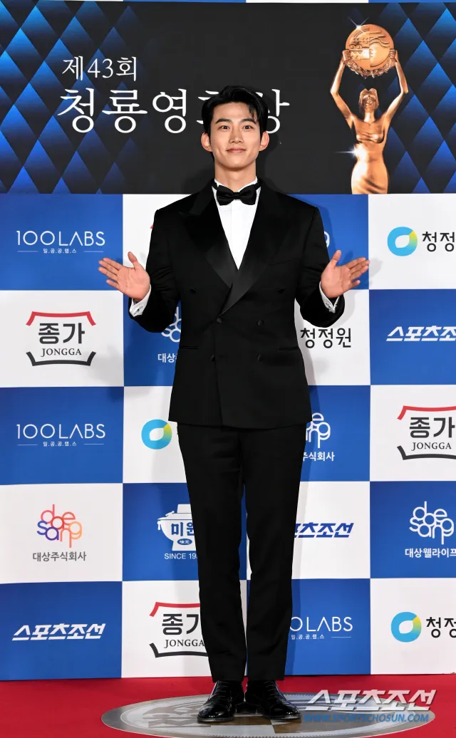 玉澤演帥氣走紅毯，現場尖叫聲不斷。翻攝體育朝鮮