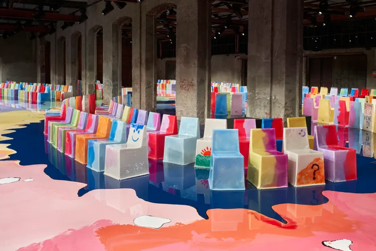 BOTTEGA VENETA創意總監Matthieu Blazy委任Pesce為品牌2023春夏大秀打造出充滿藝術感的空間，以及400張各不相同的座椅。品牌提供