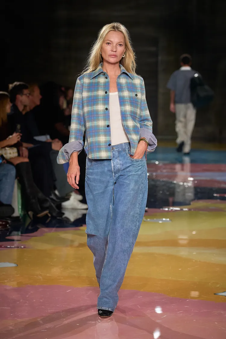 凱特摩絲也重現超模之姿，登上BOTTEGA VENETA 2023春夏伸展台。品牌提供