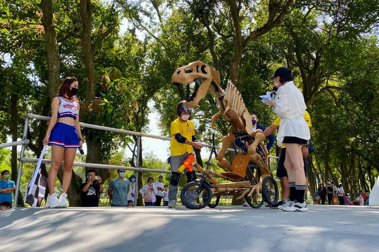 恐龍化石破蛋而出，令全場驚豔。王志弘攝