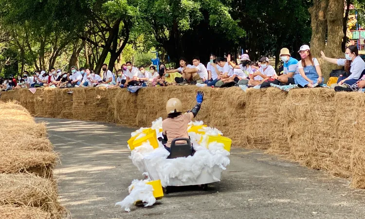 近三千名觀眾圍觀、打氣。王志弘攝